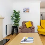 Stylish & Modern 6-Bed City Townhouse W/Parking