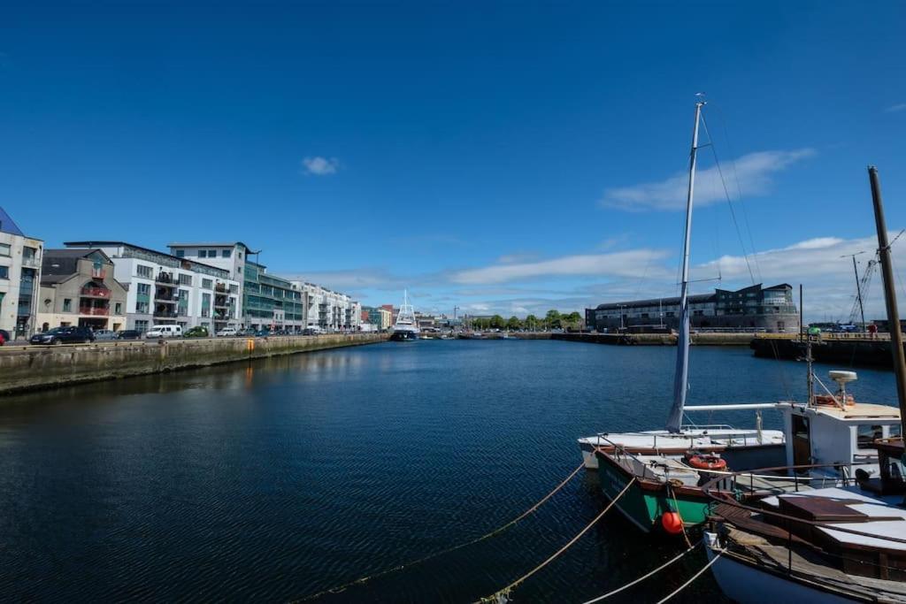 Stylish & Modern 6-bed Townhouse W/parking Appartement Galway