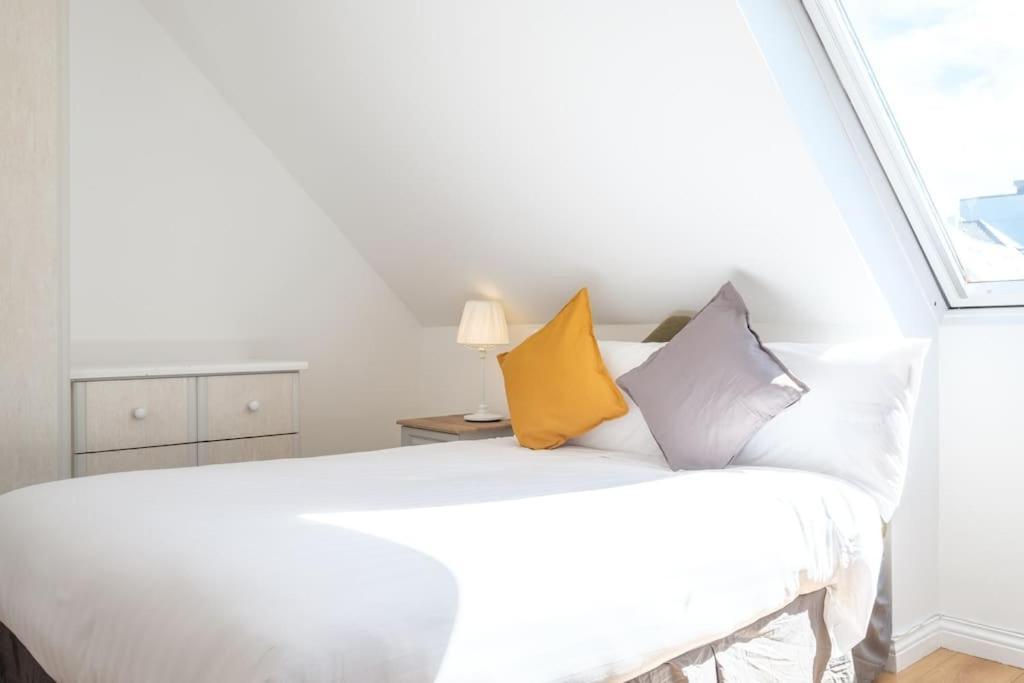 Stylish & Modern 6-bed Townhouse W/parking Appartement