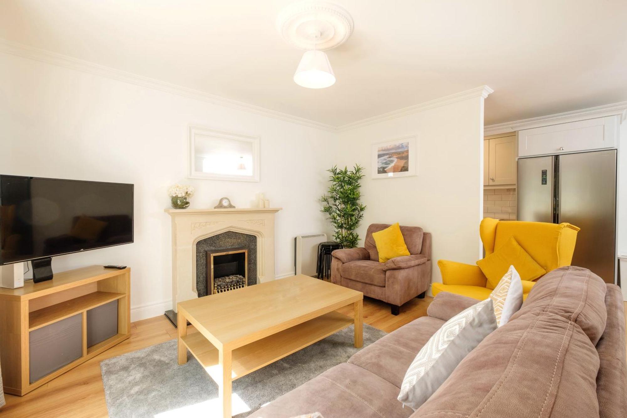 Stylish & Modern 6-bed Townhouse W/parking *